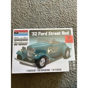 Monogram '32 Ford Street Rod Classic Cruiser Level 4 1:25 Age 12+ Model Kit